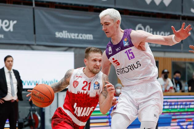 27 12 2021, Basketball, BBL, 2021, 2022, Hauptrunde, s Oliver Wuerzburg BG Goettingen, GER, Wuerzburg, s Oliver Arena Picture from left Aigars Skele s Oliver Wuerzburg and Philipp Hartwich BG Goettingen. Copyright: HMBxMedia xHeikoxBecker