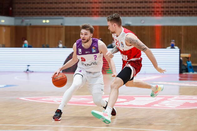 GER, Wuerzburg, s Oliver Arena, 27 12 2021, emspor, emonline, despor, deonline, s Oliver Wuerzburg vs BG Goettingen, easyCredit BBL, Matchday 13 Picture v l Jake Toolson BG Goettingen vs Aigars Skele s Oliver Wuerzburg Copyright: HMBxMedia JulienxBecker