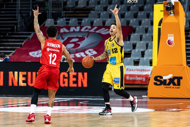 Justin Robinson Brose Bamberg, 12 , Jonah Radebaugh MHP Riesen Ludwigsburg, 12 , NBrose Bamberg vs MHP Riesen Ludwigsburg, Basketball, easyCredit BBL, Matchday 13, 27 12 2021 Brose Bamberg vs MHP Riesen Ludwigsburg, Basketball, easyCredit BBL, Matchday 13, 27 12 2021 Bamberg Copyright: xEIBNER GuenerxSantemizx EP_GSZ