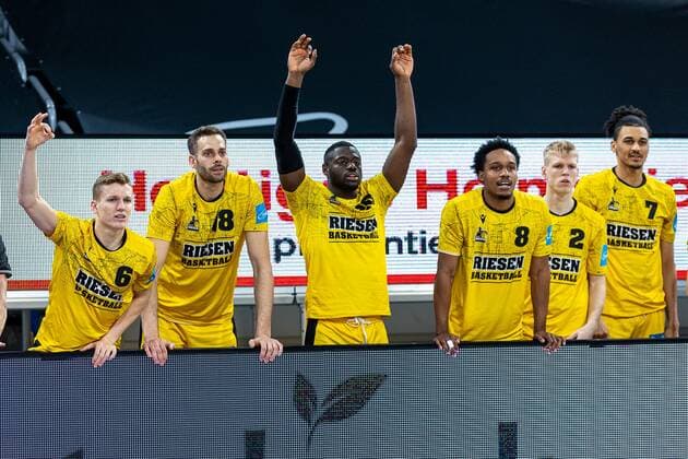 Johannes Patrick MHP Riesen Ludwigsburg, 06 , Jonas Wohlfarth Bottermann MHP Riesen Ludwigsburg, 18 , Rawle Alkins MHP Riesen Ludwigsburg, 20 , James Woodard MHP Riesen Ludwigsburg, 08 , Jacob Patrick MHP Riesen Ludwigsburg, 02 , Jonathan Baehre MHP Riesen Ludwigsburg, 07 , Brose Bamberg vs MHP Riesen Ludwigsburg, Basketball, easyCredit BBL, Matchday 13, 27 12 2021 Brose Bamberg vs MHP Riesen Ludwigsburg, Basketball, easyCredit BBL, Matchday 13, 27 12 2021 Bamberg Copyright: xEIBNER GuenerxSantemizx EP_GSZ