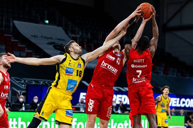 Jonas Wohlfarth Bottermann MHP Riesen Ludwigsburg, 18 , Christian Sengfelder Brose Bamberg, 43 , Shannon Scott Brose Bamberg, 07 , Brose Bamberg vs MHP Riesen Ludwigsburg, Basketball, easyCredit BBL, Matchday 13, 27 12 2021 Brose Bamberg vs MHP Riesen Ludwigsburg, Basketball, easyCredit BBL, Matchday 13, 27 12 2021 Bamberg Copyright: xEIBNER GuenerxSantemizx EP_GSZ