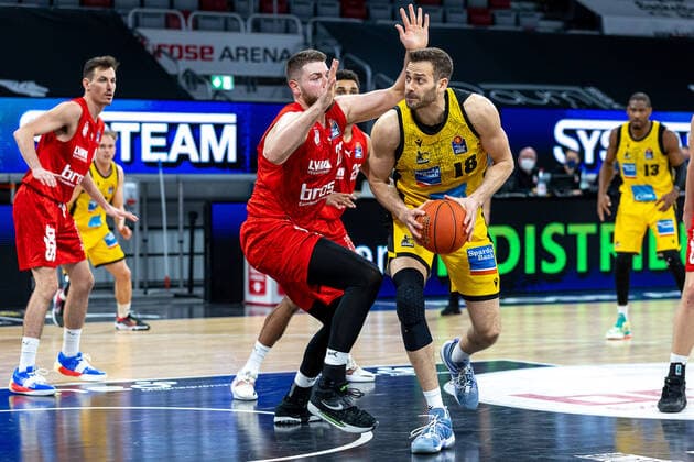 Martinas Geben Brose Bamberg, 22 , Jonas Wohlfarth Bottermann MHP Riesen Ludwigsburg, 18 , Brose Bamberg vs MHP Riesen Ludwigsburg, Basketball, easyCredit BBL, 13 Matchday, 27 12 2021 Brose Bamberg vs MHP Riesen Ludwigsburg, Basketball, easyCredit BBL, 13 Matchday, 27 12 2021 Bamberg Copyright: xEIBNER GuenerxSantemizx EP_GSZ