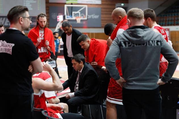 27 12 2021, Basketball, BBL, 2021, 2022, Hauptrunde, s Oliver Wuerzburg BG Goettingen, GER, Wuerzburg, s Oliver Arena Bild v li timeout with head coach Sasa Filipovski s Oliver Wuerzburg. Copyright: HMBxMedia xHeikoxBecker