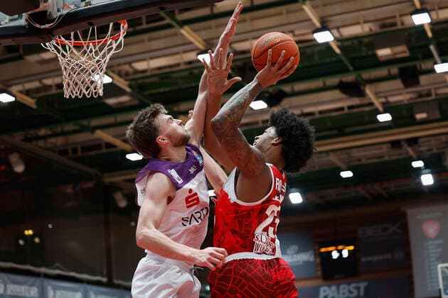 27 12 2021, Basketball, BBL, 2021, 2022, Hauptrunde, s Oliver Wuerzburg BG Goettingen, GER, Wuerzburg, s Oliver Arena Picture from left Jake Toolson BG Goettingen and Desi Rodriguez s Oliver Wuerzburg. Copyright: HMBxMedia xHeikoxBecker