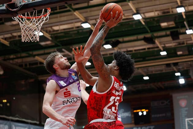 27 12 2021, Basketball, BBL, 2021, 2022, Hauptrunde, s Oliver Wuerzburg BG Goettingen, GER, Wuerzburg, s Oliver Arena Picture from left Jake Toolson BG Goettingen and Desi Rodriguez s Oliver Wuerzburg. Copyright: HMBxMedia xHeikoxBecker