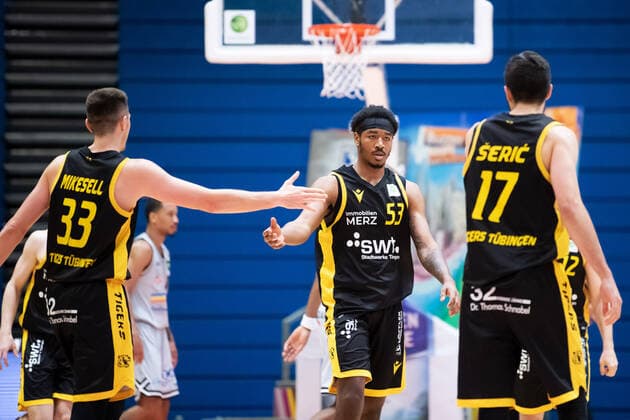 BARMER 2 Basketball Bundesliga Saison 2021 2022 Spieltag 16 am 27 12 21 Medipolis SC Jena vs Tigers Tübingen high-five each other from left Ryan Richard Mikesell, Isaiah Deion Crawley and Mateo Seric, all Tübingen Sparkassen Arena