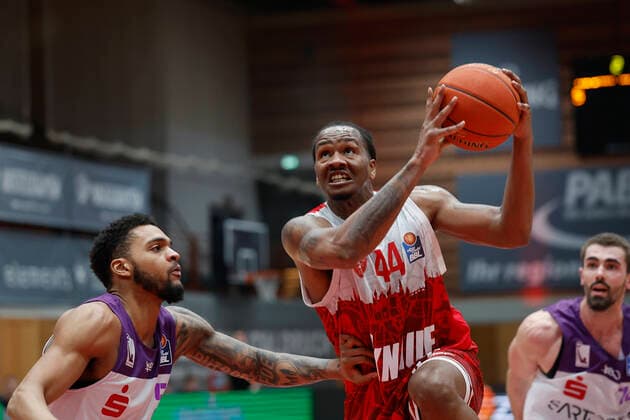 27 12 2021, Basketball, BBL, 2021, 2022, Hauptrunde, s Oliver Wuerzburg BG Goettingen, GER, Wuerzburg, s Oliver Arena Picture from left Jeff Roberson BG Goettingen , William Buford s Oliver Wuerzburg und Harper Kamp BG Goettingen Copyright: HMBxMedia xHeikoxBecker