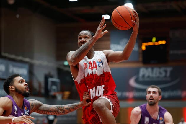27 12 2021, Basketball, BBL, 2021, 2022, Hauptrunde, s Oliver Wuerzburg BG Goettingen, GER, Wuerzburg, s Oliver Arena Picture from left Jeff Roberson BG Goettingen , William Buford s Oliver Wuerzburg und Harper Kamp BG Goettingen Copyright: HMBxMedia xHeikoxBecker