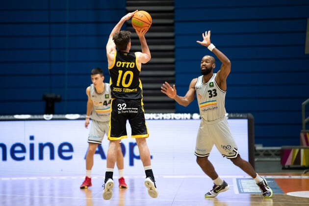 BARMER 2 Basketball Bundesliga Season 2021 2022 Matchday 16 on 27 12 21 Medipolis SC Jena vs Tigers Tübingen v li at 3 point shot Gianni Otto Tübingen vs Brandon Thomas Jena Sparkassen Arena