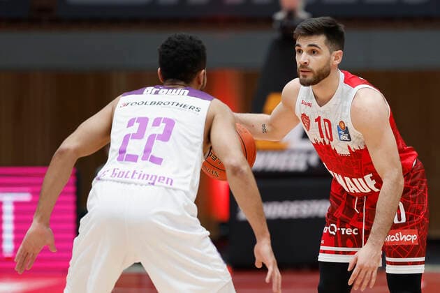 27 12 2021, Basketball, BBL, 2021, 2022, Hauptrunde, s Oliver Wuerzburg BG Goettingen, GER, Wuerzburg, s Oliver Arena Picture from left Stephen Brown Jr BG Goettingen and Luciano Parodi s Oliver Wuerzburg. Copyright: HMBxMedia xHeikoxBecker