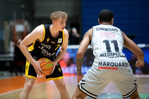 BARMER 2 Basketball Bundesliga Season 2021 2022 Matchday 16 on 27 12 21 Medipolis SC Jena vs Tigers Tübingen v li on the ball Timo Lanmüller Tübingen vs Rayshawn Simmons Jena Sparkassen Arena