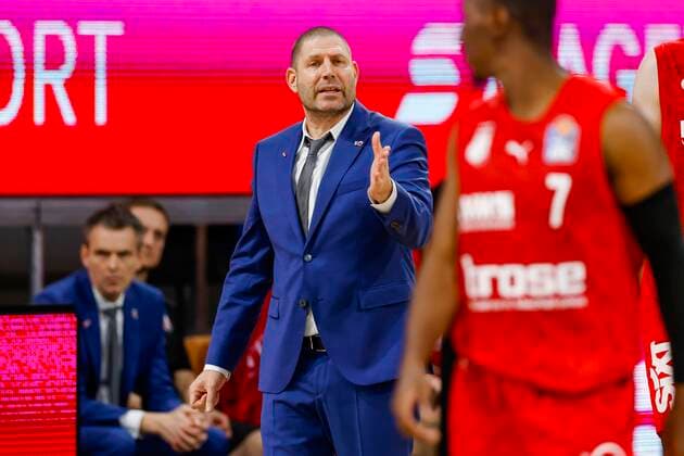 left Headcoach Oren Amiel Brose Bamberg Brose Bamberg MHP Riesen Ludwigsburg easyCredit BBL Basketball Bundesliga Saison 2021 22 Spieltag 13, 27 12 2021 Bamberg, Brose Arena Copyright: DanielxLöb
