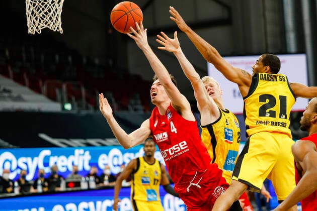 left Omar Prewitt Brose Bamberg, 04 right Tremmell Darden MHP Riesen Ludwigsburg, 21 Brose Bamberg MHP Riesen Ludwigsburg easyCredit BBL Basketball Bundesliga Season 2021 22 Matchday 13, 27 12 2021 Bamberg, Brose Arena Photo Daniel Löb Loeb Copyright: DanielxLöb