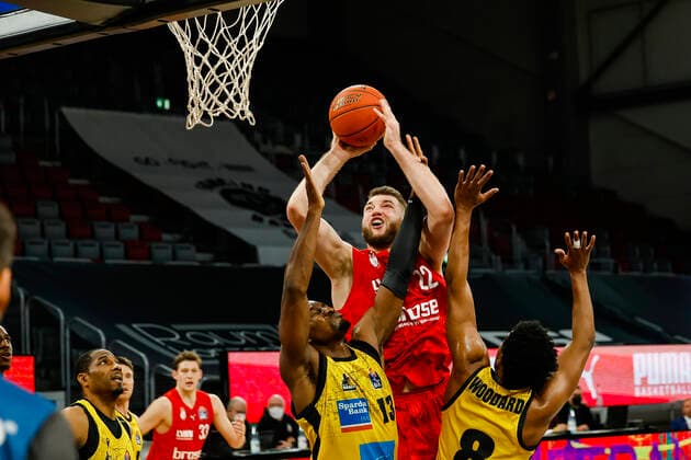 Center Martinas Geben Brose Bamberg, 22 left Yorman Polas Bartolo MHP Riesen Ludwigsburg, 13 right James Woodard MHP Riesen Ludwigsburg, 08 Brose Bamberg MHP Riesen Ludwigsburg easyCredit BBL Basketball Bundesliga Saison 2021 22 Spieltag 13, 27 12 2021 Bamberg, Brose Arena Copyright: DanielxLöb