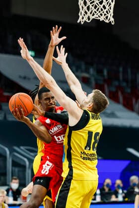 left Shannon Scott Brose Bamberg, 07 right Jonas Wohlfahrth Bottermann MHP Riesen Ludwigsburg, 18 Brose Bamberg MHP Riesen Ludwigsburg easyCredit BBL Basketball Bundesliga Saison 2021 22 Spieltag 13, 27 12 2021 Bamberg, Brose Arena Copyright: DanielxLöb