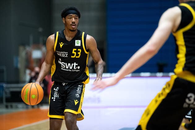 BARMER 2 Basketball Bundesliga Saison 2021 2022 Spieltag 16 am 27 12 21 Medipolis SC Jena vs Tigers Tübingen Isaiah Deion Crawley Tübingen am Ball Sparkassen Arena