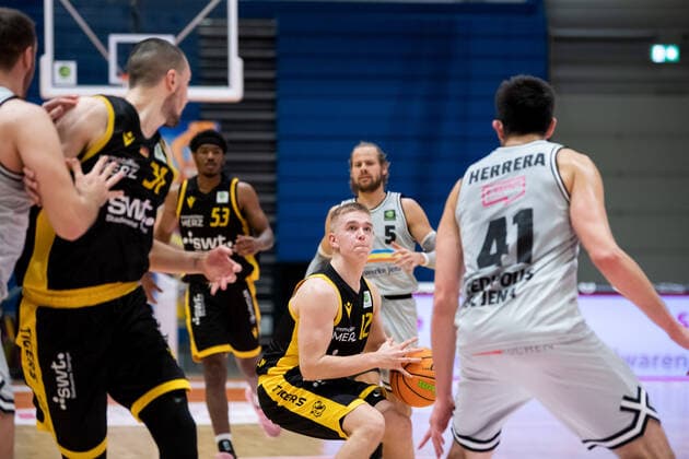 BARMER 2 Basketball Bundesliga Season 2021 2022 Matchday 16 on 27 12 21 Medipolis SC Jena vs Tigers Tübingen Mitte on the ball Aatu Albert Kivimäki Tübingen Sparkassen Arena