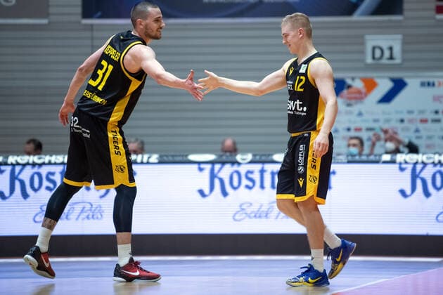BARMER 2 Basketball Bundesliga season 2021 2022 Matchday 16 on 27 12 21 Medipolis SC Jena vs Tigers Tübingen v li clap off Daniel Keppeler Tübingen and Aatu Albert Kivimäki Tübingen Sparkassen Arena