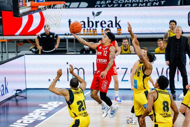 Center Justin Robinson Brose Bamberg, 12 left Tremmell Darden MHP Riesen Ludwigsburg, 21 right Justin Simon MHP Riesen Ludwigsburg, 05 Brose Bamberg MHP Riesen Ludwigsburg easyCredit BBL Basketball Bundesliga Saison 2021 22 Spieltag 13, 27 12 2021 Bamberg, Brose Arena Copyright: DanielxLöb