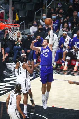 LOS ANGELES, CA - DECEMBER 27: Los Angeles Clippers Center Ivica Zubac (40) shoots a sky hook as the Los Angeles Clippers face off against the Brooklyn Nets at Crypto.com Arena on Monday, December 27, 2021 in Los Angeles, CA. (Photo by Will Navarro Icon Sportswire) NBA, Basketball Herren, USA DEC 27 Nets at Clippers Icon2112270012