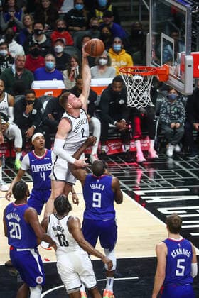 LOS ANGELES, CA - DECEMBER 27: Brooklyn Nets Center Blake Griffin (2) rises for a dunk as the Los Angeles Clippers face off against the Brooklyn Nets at Crypto.com Arena on Monday, December 27, 2021 in Los Angeles, CA. (Photo by Will Navarro Icon Sportswire) NBA, Basketball Herren, USA DEC 27 Nets at Clippers Icon2112270022