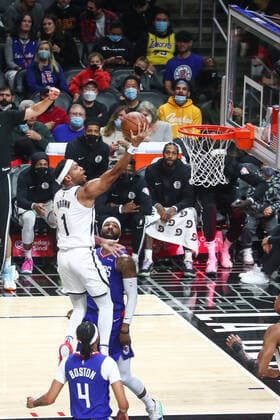 LOS ANGELES, CA - DECEMBER 27: Brooklyn Nets Forward Bruce Brown (1) soars for a finger roll basket as the Los Angeles Clippers face off against the Brooklyn Nets at Crypto.com Arena on Monday, December 27, 2021 in Los Angeles, CA. (Photo by Will Navarro Icon Sportswire) NBA, Basketball Herren, USA DEC 27 Nets at Clippers Icon2112270036