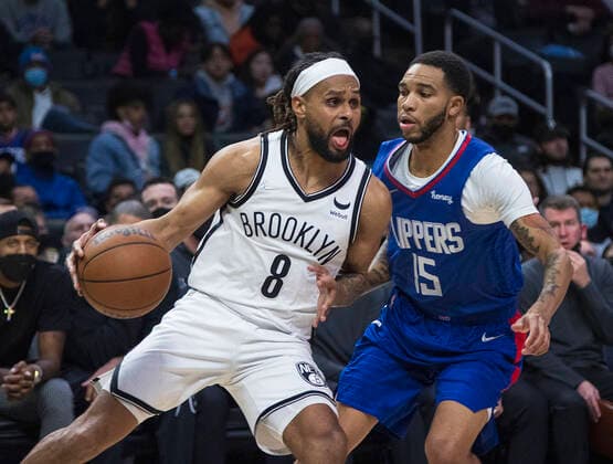 December 27, 2021, Los Angeles, California, USA: Patty Mills 8 of the Brooklyn Nets is defended by the Los Angeles Clippers defender during their NBA, Basketball Herren, USA game at Crypto.com Arena on Monday December 27, 2021 in Los Angeles, California. Clippers lose to Nets, 108-124. PI Los Angeles USA - ZUMAp124 20211227_zaa_p124_028 Copyright: xJAVIERxROJASx