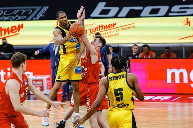 Left Yorman Polas Bartolo MHP Riesen Ludwigsburg, 13 Right Omar Prewitt Brose Bamberg, 04 Brose Bamberg MHP Riesen Ludwigsburg easyCredit BBL Basketball Bundesliga Season 2021 22 Matchday 13, 27 12 2021 Bamberg, Brose Arena Photo Daniel Löb Loeb Copyright: DanielxLöb