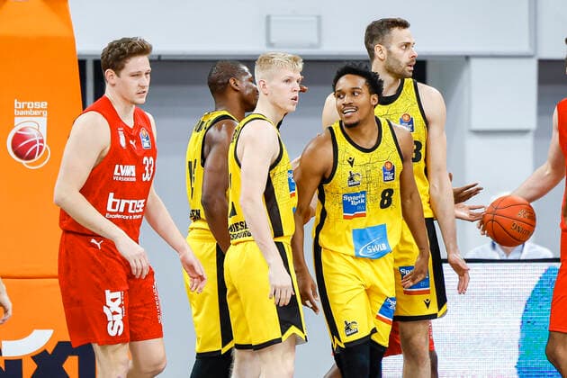2 v l James Woodard MHP Riesen Ludwigsburg, 08 Brose Bamberg MHP Riesen Ludwigsburg easyCredit BBL Basketball Bundesliga Saison 2021 22 Spieltag 13, 27 12 2021 Bamberg, Brose Arena Copyright: DanielxLöb