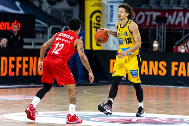 Justin Robinson Brose Bamberg, 12 , Jonah Radebaugh MHP Riesen Ludwigsburg, 12 , Brose Bamberg vs MHP Riesen Ludwigsburg, Basketball, easyCredit BBL, Matchday 13, 27 12 2021 Brose Bamberg vs MHP Riesen Ludwigsburg, Basketball, easyCredit BBL, Matchday 13, 27 12 2021 Bamberg Copyright: xEIBNER GuenerxSantemizx EP_GSZ