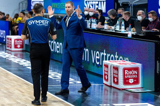 Oren Amiel Brose Bamberg, coach , discusses with referee, Brose Bamberg vs MHP Riesen Ludwigsburg, Basketball, easyCredit BBL, Matchday 13, 27 12 2021 Brose Bamberg vs MHP Riesen Ludwigsburg, Basketball, easyCredit BBL, Matchday 13, 27 12 2021 Bamberg Copyright: xEIBNER GuenerxSantemizx EP_GSZ