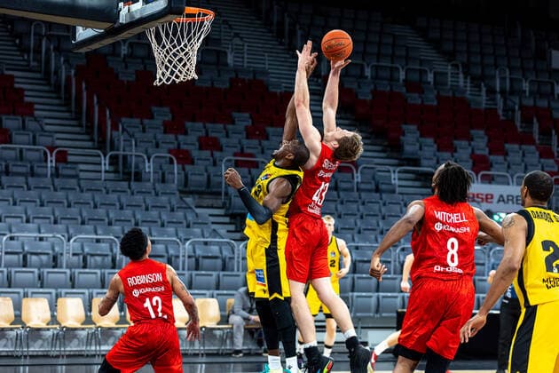 Yorman Polas Bartolo MHP Riesen Ludwigsburg, 13 , Sengfelder Brose Bamberg, 43 , Brose Bamberg vs MHP Riesen Ludwigsburg, Basketball, easyCredit BBL, Matchday 13, 27 12 2021 Brose Bamberg vs MHP Riesen Ludwigsburg, Basketball, easyCredit BBL, Matchday 13, 27 12 2021 Bamberg Copyright: xEIBNER GuenerxSantemizx EP_GSZ