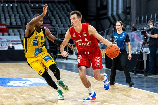 Yorman Polas Bartolo MHP Riesen Ludwigsburg, 13 , Omar Prewitt Brose Bamberg, 04 , Brose Bamberg vs MHP Riesen Ludwigsburg, Basketball, easyCredit BBL, Matchday 13, 27 12 2021 Brose Bamberg vs MHP Riesen Ludwigsburg, Basketball, easyCredit BBL, Matchday 13, 27 12 2021 Bamberg Copyright: xEIBNER GuenerxSantemizx EP_GSZ