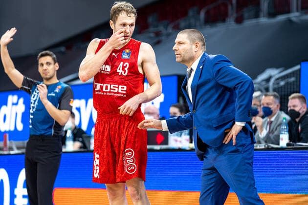 Christian Sengfelder Brose Bamberg, 43 , Oren Amiel Brose Bamberg, coach , gives instruction Brose Bamberg vs MHP Riesen Ludwigsburg, basketball, easyCredit BBL, matchday 13, 27 12 2021 Brose Bamberg vs MHP Riesen Ludwigsburg, basketball, easyCredit BBL, matchday 13, 27 12 2021 Bamberg Copyright: xEIBNER GuenerxSantemizx EP_GSZ