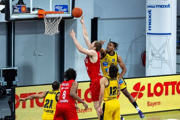 Christian Sengfelder Brose Bamberg, 43 , Justin Simon MHP Riesen Ludwigsburg, 05 , Brose Bamberg vs MHP Riesen Ludwigsburg, Basketball, easyCredit BBL, Matchday 13, 27 12 2021 Brose Bamberg vs MHP Riesen Ludwigsburg, Basketball, easyCredit BBL, Matchday 13, 27 12 2021 Bamberg Copyright: xEIBNER GuenerxSantemizx EP_GSZ