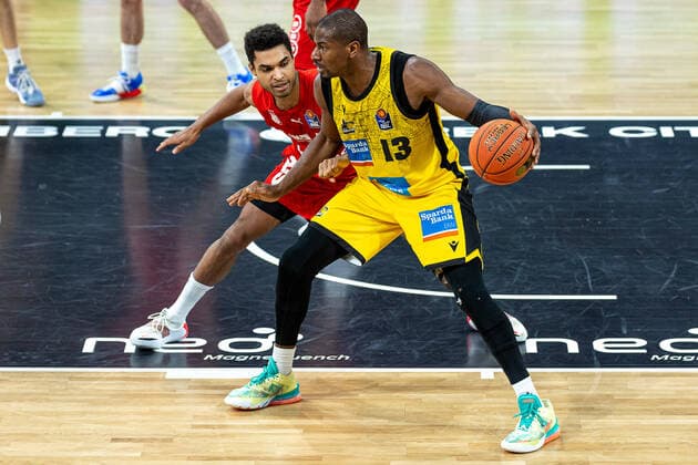 Yorman Polas Bartolo MHP Riesen Ludwigsburg, 13 , Kenneth Ogbe Brose Bamberg, 25 , Brose Bamberg vs MHP Riesen Ludwigsburg, Basketball, easyCredit BBL, Matchday 13, 27 12 2021 Brose Bamberg vs MHP Riesen Ludwigsburg, Basketball, easyCredit BBL, Matchday 13, 27 12 2021 Bamberg Copyright: xEIBNER GuenerxSantemizx EP_GSZ