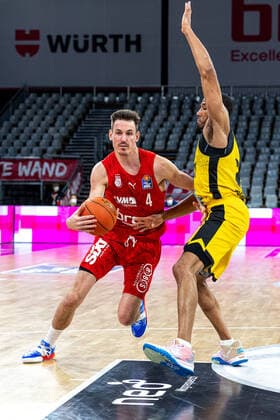 Omar Prewitt Brose Bamberg, 04 , Tremmell Darden MHP Riesen Ludwigsburg, 21 , Brose Bamberg vs MHP Riesen Ludwigsburg, Basketball, easyCredit BBL, Matchday 13, 27 12 2021 Brose Bamberg vs MHP Riesen Ludwigsburg, Basketball, easyCredit BBL, Matchday 13, 27 12 2021 Bamberg Copyright: xEIBNER GuenerxSantemizx EP_GSZ