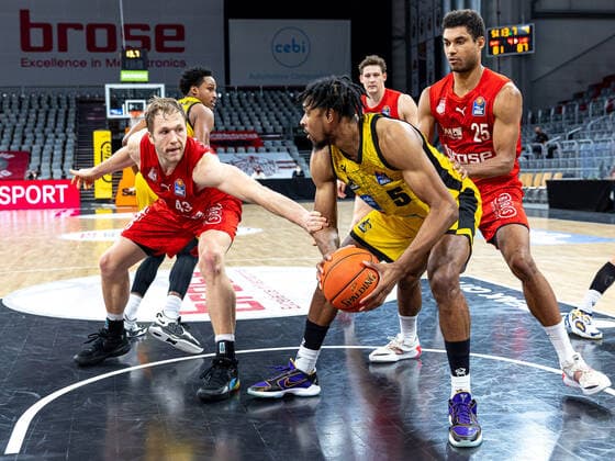Christian Sengfelder Brose Bamberg, 43 , Justin Simon MHP Riesen Ludwigsburg, 05 , Kenneth Ogbe Brose Bamberg, 25 , Brose Bamberg vs MHP Riesen Ludwigsburg, Basketball, easyCredit BBL, matchday 13, 27 12 2021 Brose Bamberg vs MHP Riesen Ludwigsburg, Basketball, easyCredit BBL, matchday 13, 27 12 2021 Bamberg Copyright: xEIBNER GuenerxSantemizx EP_GSZ