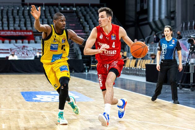 Yorman Polas Bartolo MHP Riesen Ludwigsburg, 13 , Omar Prewitt Brose Bamberg, 04 , Brose Bamberg vs MHP Riesen Ludwigsburg, Basketball, easyCredit BBL, Matchday 13, 27 12 2021 Brose Bamberg vs MHP Riesen Ludwigsburg, Basketball, easyCredit BBL, Matchday 13, 27 12 2021 Bamberg Copyright: xEIBNER GuenerxSantemizx EP_GSZ