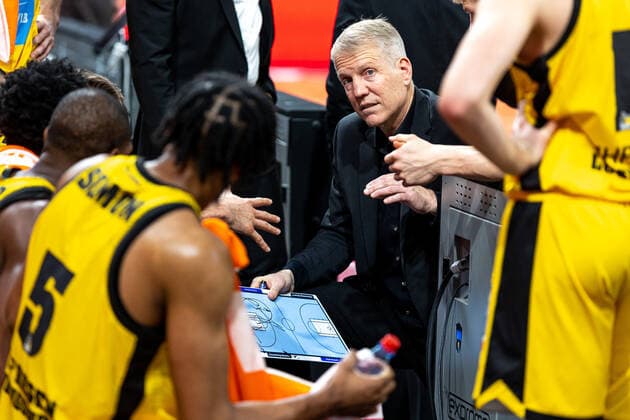John Patrick MHP Riesen Ludwigsburg, coach , time out, Brose Bamberg vs MHP Riesen Ludwigsburg, basketball, easyCredit BBL, matchday 13, 27 12 2021 Brose Bamberg vs MHP Riesen Ludwigsburg, basketball, easyCredit BBL, matchday 13, 27 12 2021 Bamberg Copyright: xEIBNER GuenerxSantemizx EP_GSZ