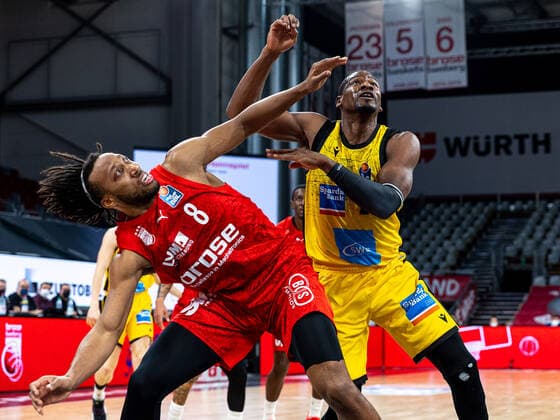 Akil Mitchell Brose Bamberg, 08 , Yorman Polas Bartolo MHP Riesen Ludwigsburg, 13 , Brose Bamberg vs MHP Riesen Ludwigsburg, Basketball, easyCredit BBL, Matchday 13, 27 12 2021 Brose Bamberg vs MHP Riesen Ludwigsburg, Basketball, easyCredit BBL, Matchday 13, 27 12 2021 Bamberg Copyright: xEIBNER GuenerxSantemizx EP_GSZ