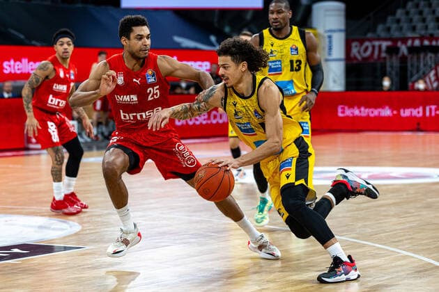 Kenneth Ogbe Brose Bamberg, 25 , Jonah Radebaugh MHP Riesen Ludwigsburg, 12 , Brose Bamberg vs MHP Riesen Ludwigsburg, Basketball, easyCredit BBL, Matchday 13, 27 12 2021 Brose Bamberg vs MHP Riesen Ludwigsburg, Basketball, easyCredit BBL, Matchday 13, 27 12 2021 Bamberg Copyright: xEIBNER GuenerxSantemizx EP_GSZ
