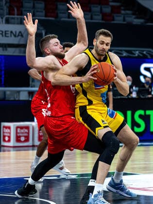 Martinas Geben Brose Bamberg, 22 , Jonas Wohlfarth Bottermann MHP Riesen Ludwigsburg, 18 , Brose Bamberg vs MHP Riesen Ludwigsburg, Basketball, easyCredit BBL, 13 Matchday, 27 12 2021 Brose Bamberg vs MHP Riesen Ludwigsburg, Basketball, easyCredit BBL, 13 Matchday, 27 12 2021 Bamberg Copyright: xEIBNER GuenerxSantemizx EP_GSZ