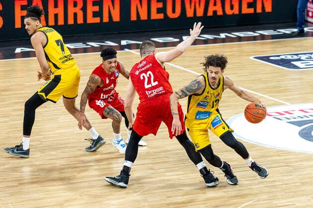 Martinas Geben Brose Bamberg, 22 , Jonah Radebaugh MHP Riesen Ludwigsburg, 12 , Brose Bamberg vs MHP Riesen Ludwigsburg, Basketball, easyCredit BBL, Matchday 13, 27 12 2021 Brose Bamberg vs MHP Riesen Ludwigsburg, Basketball, easyCredit BBL, Matchday 13, 27 12 2021 Bamberg Copyright: xEIBNER GuenerxSantemizx EP_GSZ