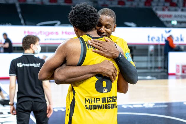 James Woodard MHP Riesen Ludwigsburg, 08 , Yorman Polas Bartolo MHP Riesen Ludwigsburg, 13 , Brose Bamberg vs MHP Riesen Ludwigsburg, Basketball, easyCredit BBL, Matchday 13, 27 12 2021 Brose Bamberg vs MHP Riesen Ludwigsburg, Basketball, easyCredit BBL, Matchday 13, 27 12 2021 Bamberg Copyright: xEIBNER GuenerxSantemizx EP_GSZ