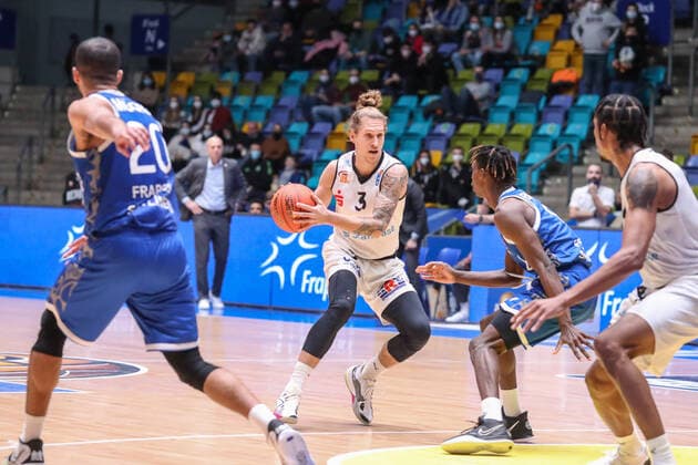 ziegenhagen M,, Niners Chemnitz, 3 ,Badio Brancou, Fraport Skyliners, 8 , , GER,Basketball, BBL, Fraport Skyliners vs Niners Chemnitz,27 12 2021, Frankfurt Copyright: xEibner-Pressefoto UlrichxScherbaumx EP_usm