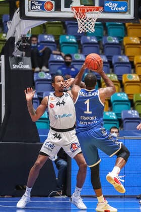 Atkins Darion, Niners Chemnitz, 44 ,McLean Jamel, Fraport Skyliners, 1 , , GER,Basketball, BBL, Fraport Skyliners vs Niners Chemnitz,27 12 2021, Frankfurt. Copyright: xEibner-Pressefoto UlrichxScherbaumx EP_usm