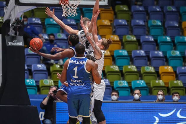 McLean Jamel, Fraport Skyliners, 1 , Wimberg Niklas, Niners Chemnitz, 8 , , GER,Basketball, BBL, Fraport Skyliners vs Niners Chemnitz,27 12 2021, Frankfurt. Copyright: xEibner-Pressefoto UlrichxScherbaumx EP_usm