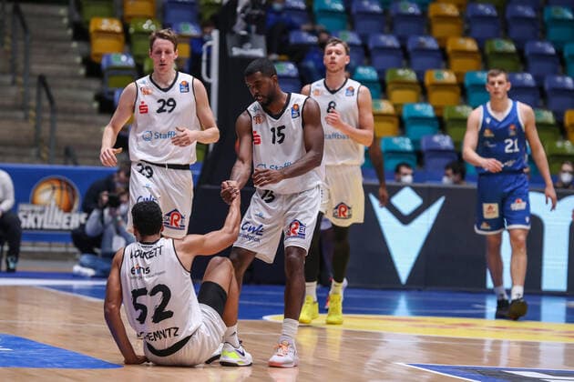 Lockett Trent, Niners Chemnitz, 52 ,Susinskas Mindaugas, Niners Chemnitz, 29 ,Massenat Frantz, Niners Chemnitz, 15 ,Brenneke Lorenz, Fraport Skyliners, 21 , , GER,Basketball, BBL, Fraport Skyliners vs Niners Chemnitz,27 12 2021, Frankfurt. Copyright: xEibner-Pressefoto UlrichxScherbaumx EP_usm