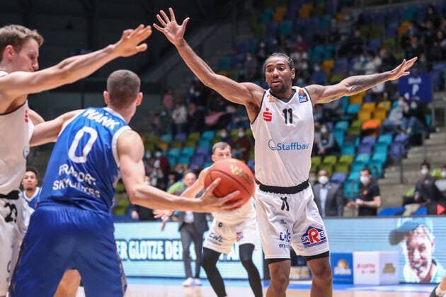 Wank Lukas, Fraport Skyliners, 0 ,Isiaha Mike, Niners Chemnitz, 11 , , GER,Basketball, BBL, Fraport Skyliners vs Niners Chemnitz,27 12 2021, Frankfurt. Copyright: xEibner-Pressefoto UlrichxScherbaumx EP_usm